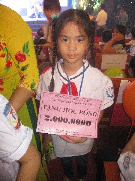 Các em có hoàn cảnh khó khăn cảm động khi được trao tặng học bổng