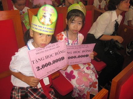 Trung thu tròn đầy của 1000 trẻ em nghèo Thủ đô - 2