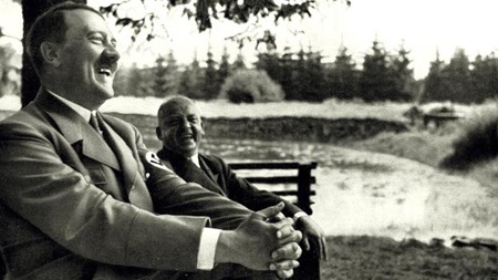 Hitler tạo thành “cơn sốt dài hơi” ở Đức giữa thế kỷ 21 - 1 Hitler tạo thành “cơn sốt dài hơi” ở Đức giữa thế kỷ 21 - 1
