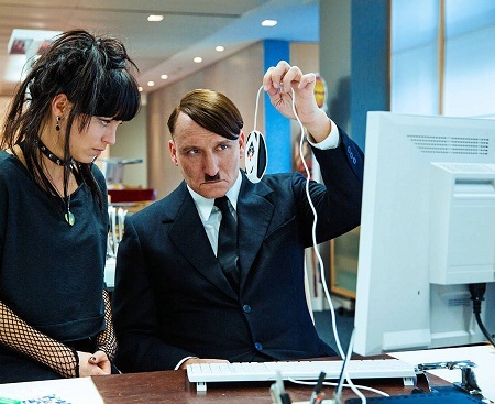 Hitler tạo thành “cơn sốt dài hơi” ở Đức giữa thế kỷ 21 - 3 Hitler tạo thành “cơn sốt dài hơi” ở Đức giữa thế kỷ 21 - 3