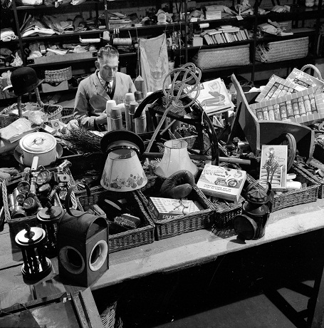 Vô số món đồ lớn - nhỏ, có tên - không tên, bị bỏ quên trên những chuyến tàu, sau đó, chúng được tập trung về những căn phòng “thất lạc rồi tìm thấy”. Có những món đồ rồi sẽ được hội ngộ cùng chủ cũ, cũng có những món vĩnh viễn bị lãng quên sau khi thất lạc (Ảnh chụp năm 1953).