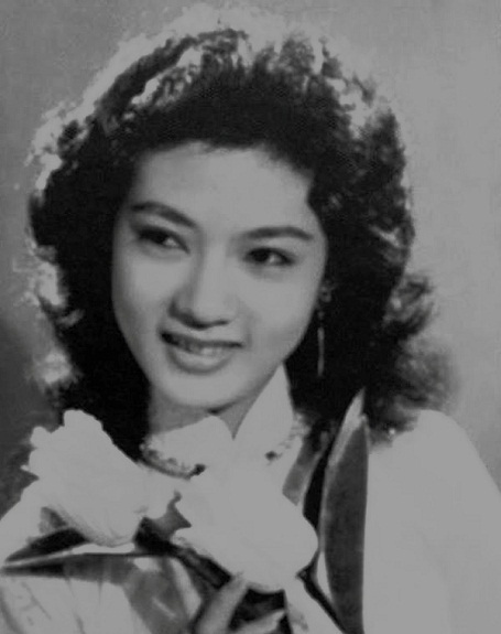 Ngắm nhan sắc “tứ đại mỹ nhân” Sài Gòn những năm thập niên 60-70 - 17 4. Thanh Nga: Là một trong bộ ba người bạn thân cùng với NSND Kim Cương và NSƯT Thẩm Thúy Hằng, con đường nghệ thuật của NSƯT Thanh Nga lại tỏa sáng trong lĩnh vực sân khấu cải lương.