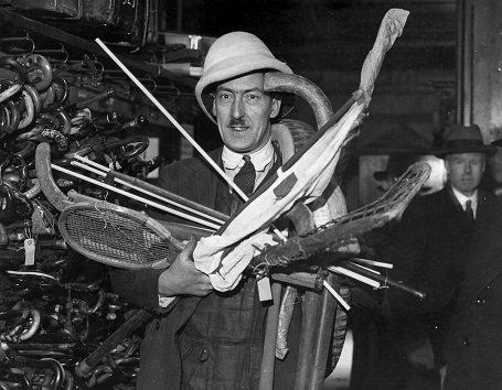 Một vốc đồ được mang tới tập kết ở căn phòng “đánh mất rồi tìm thấy” tại nhà ga East Ham, London, Anh (Ảnh chụp năm 1934).