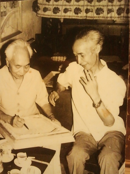 Chuyện ít biết về nhạc sĩ từng là học trò xuất sắc của Đại tướng Võ Nguyên Giáp - 6 Đại tướng Võ Nguyên Giáp đang đề thơ lên bức tranh chân dung (ngồi bên là nhạc sĩ Nguyễn Đình Phúc) (Ảnh tư liệu)