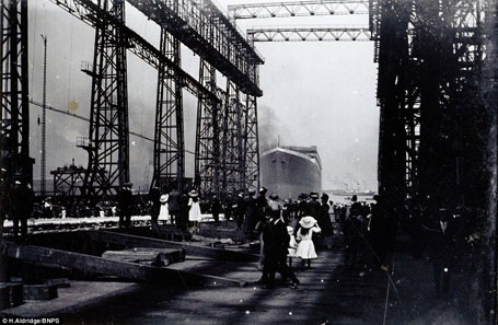 Ảnh hiếm về “thủ phạm” gây ra vụ chìm tàu Titanic - 5 Những bức ảnh chưa từng thấy trước đây được chụp tại lễ hạ thủy con tàu xấu số Titanic ở một xưởng đóng tàu tại Belfast.