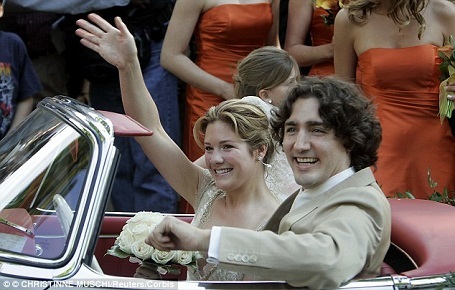 Justin Trudeau và vợ - cô Sophie Gregoire trong ngày cưới hồi năm 2005. Xe cưới là một chiếc xe cổ yêu thích của cha chú rể. Cặp đôi gặp nhau lần đầu tiên khi Sophie còn đang học ở trường cùng với em trai của Justin - Michel Trudeau.