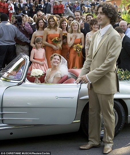 Trudeau cầu hôn Sophie vào ngày 18/10/2004 - đúng vào ngày sinh nhật thứ 85 của cha ngài tân Thủ tướng (nếu cha ngài còn sống).