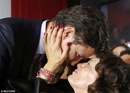 Justin Trudeau và mẹ - bà Margaret - chia sẻ khoảnh khắc hạnh phúc trước khi ông đứng lên phát biểu sau chiến thắng.