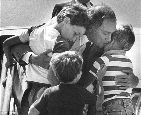 Justin (trái) và hai người em trai đang ôm cha - cựu Thủ tướng Pierre Trudeau, sau khi ông Pierre trở về từ một chuyến công du nước ngoài hồi năm 1983. Mẹ của 3 cậu bé là bà Margaret Sinclair. Vợ chồng Thủ tướng Pierre đã chia tay sau 6 năm gắn bó, các con trai sống với cha.