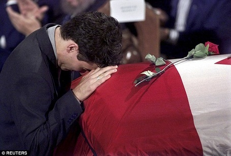 Justin Trudeau gục đầu bên linh cữu cha hồi tháng 10/2000. Ông Pierre Trudeau thọ 80 tuổi.