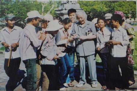 Nghệ sĩ Lê Thế Tục trong vòng tay những người hâm mộ, quý mến