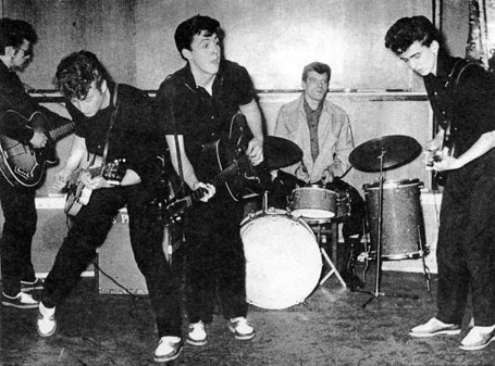 Cuộc đời buồn thảm của “thành viên thứ 5” trong ban nhạc The Beatles - 3 Ban nhạc “Silver Beatles” với các thành viên Stuart Sutcliffe, John Lennon, Paul McCartney, tay trống Johnny Hutch (tạm thay thế thành viên Pete Best) và George Harrison. Họ cùng nhau biểu diễn ở Liverpool hồi năm 1960.