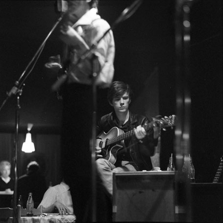 Cuộc đời buồn thảm của “thành viên thứ 5” trong ban nhạc The Beatles - 4 Ảnh chụp năm 1961 ghi lại hình ảnh Sutcliffe chơi ghita bass với The Beatles tại một câu lạc bộ ở Hamburg, Đức.