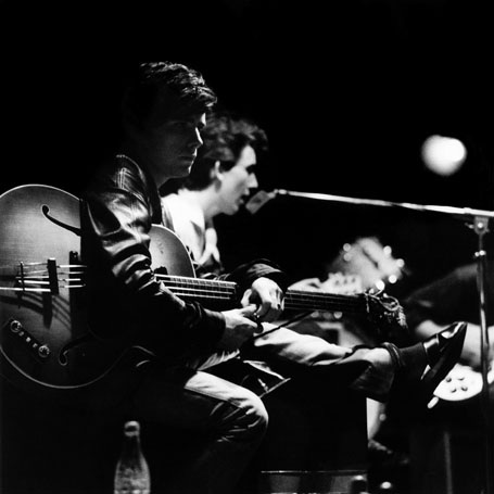 Cuộc đời buồn thảm của “thành viên thứ 5” trong ban nhạc The Beatles - 7 Sutcliffe trên sân khấu cùng với The Beatles ở một hộp đêm tại Hamburg, Đức.