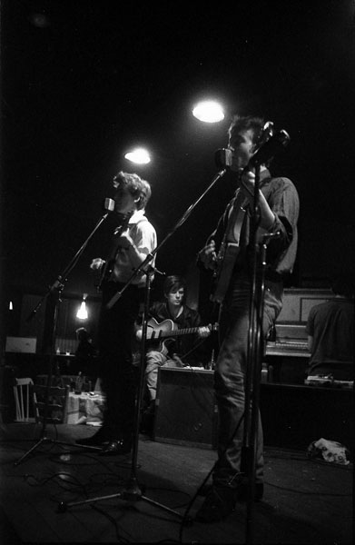 Cuộc đời buồn thảm của “thành viên thứ 5” trong ban nhạc The Beatles - 10 Sutcliffe chơi bass phía sau John Lennon và George Harrison tại một câu lạc bộ ở Hamburg.