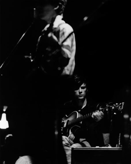 Cuộc đời buồn thảm của “thành viên thứ 5” trong ban nhạc The Beatles - 12 Sutcliffe biểu diễn phía sau George Harrison. Ảnh chụp năm 1961.