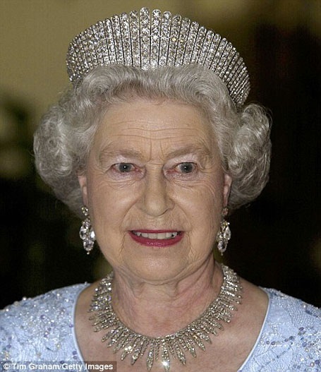 Một chiếc vương miện gắn vô số kim cương của nữ hoàng Anh Elizabeth.