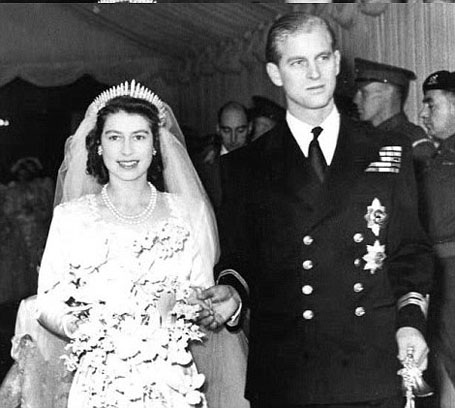 Chiếc vương miện được nữ hoàng Elizabeth đội trong hôn lễ hồi năm 1947.