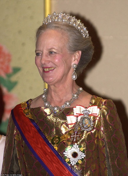 Hoàng gia Đan Mạch: Nổi bật nhất trong bộ sưu tập vương miện của hoàng gia Đan Mạch là chiếc Pearl Poiré của nữ hoàng Margrethe. Vương miện có 18 hạt ngọc trai lớn.