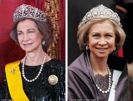 Hoàng gia Tây Ban Nha: Vương miện Bách hợp Ansorena (trái) với 450 viên kim cương và 10 viên ngọc trai gắn trên khung vàng trắng 18 cara. Hiện nó đang thuộc về hoàng thái hậu Sofia. Đây là một trong những chiếc vương miện đồ sộ nhất thế giới, từng được thực hiện hồi năm 1906 cho hoàng hậu Victoria Eugenia của Tây Ban Nha. Vương miện Ngọc trai và Kim cương của hoàng thái hậu Tây Ban Nha Sophia (phải).