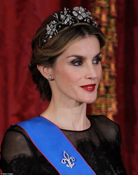 Hoàng hậu Letizia đội vương miện Hoa. Bông hoa ở vị trí trung tâm có thể tháo rời thành một chiếc ghim cài. Vương miện Hoa gắn kim cương trên khung vàng - bạc, được thực hiện từ năm 1879.