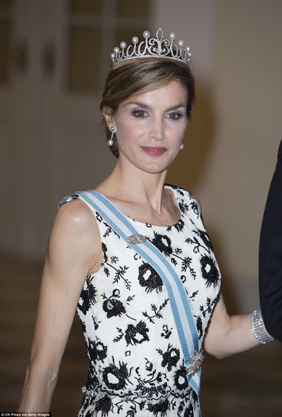 Vương miện hình hoa bách hợp được gắn 450 viên kim cương. Bông hoa bách hợp ở giữa có thể tháo rời để dùng làm ghim cài áo.