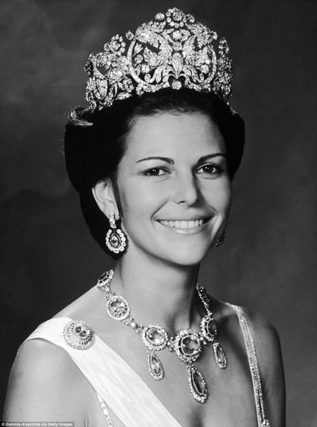 Hoàng gia Thụy Điển: Nổi bật nhất trong bộ sưu tập của họ là vương miện Braganza, được thực hiện từ thập niên 1820, hiện đang thuộc về Hoàng hậu Silvia. Hiện bà đã ở tuổi 71, bức ảnh trên đây được chụp hồi thập niên 1970 khi bà vẫn còn trẻ trung.