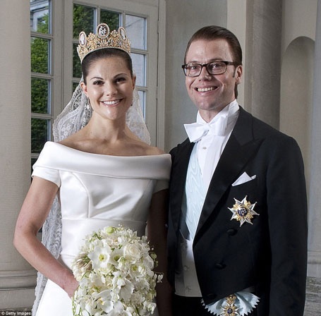 Công chúa Victoria đội vương miện Cameo từng được Napoleon cho thực hiện hồi năm 1809 để tặng vợ ngài - Hoàng hậu Josephine. Công chúa Victoria đã lựa chọn chiếc vương miện này để đội trong hôn lễ của mình. Trên vương miện có gắn những viên đá quý chạm khắc những hình ảnh trong thần thoại Hy Lạp.