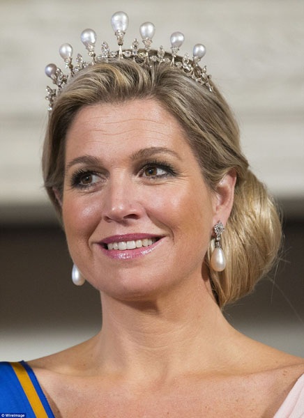 Hoàng gia Hà Lan: Được ngưỡng mộ nhất là chiếc vương miện Ngọc trai cổ với những viên ngọc trai và hình hoa bách hợp được tạo thành từ những viên kim cương. Hiện vương miện này thuộc về Hoàng hậu Hà Lan Máxima. Chiếc vương miện giản dị nhưng đẹp quý phái, được làm từ khoảng năm 1900.