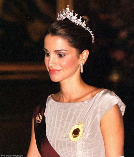 Ngoài chiếc vương miện đồ sộ hình mái vòm, hoàng hậu Jordan - Rania cũng có những chiếc vương miện nhỏ nhắn, xinh xắn của riêng mình.