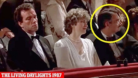 Người đàn ông bí ẩn “đeo bám” 007 hơn nửa thế kỷ qua là ai? - 9 Trong “The Living Daylights” (Ánh sáng chết người - 1987), Wilson tiếp tục vào vai một khán giả lịch lãm đi thưởng thức nghệ thuật ở thành Vienna, Áo.