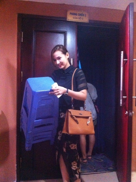 Cảnh Lã Thanh Huyền phải đi mượn ghế nhựa để kê thêm vào rạp cho khán giả được ngồi xem.