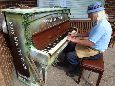 Điều kỳ diệu từ cây đàn dương cầm đặt trên hè phố - 4 Một ông cụ đang chơi piano ở thành phố Stoke on Trent, Anh.