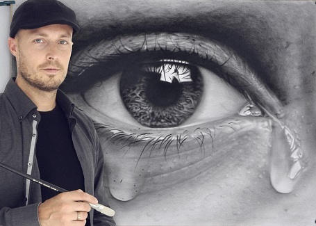 Stefan Pabst đứng cạnh một bức vẽ của mình. Bức vẽ này vừa sử dụng phong cách vẽ chi tiết giống hệt ảnh chụp vừa sử dụng phong cách vẽ 3D khiến những giọt nước mắt như thể đang lăn xuống thực sự.