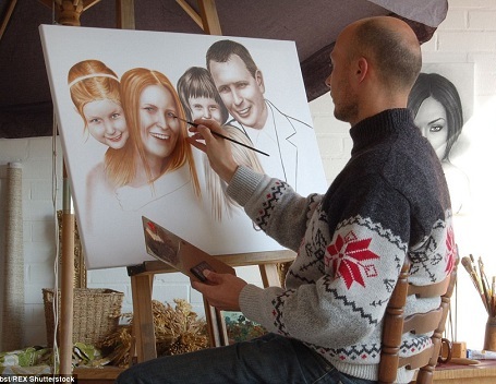 Stefan Pabst đang thực hiện một bức tranh chân dung gia đình vừa được đặt hàng.