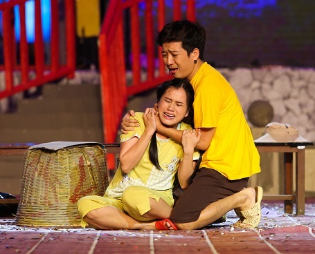 Trường Giang và tiếng cười của cậu bé mồ côi mẹ - 1 Một cảnh trong Live show “Chàng hề xứ Quảng” của Trường Giang.