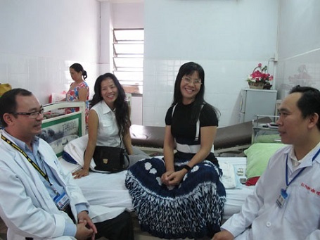 Ca sỹ Ánh Tuyết giành giật sự sống qua 7 ca phẫu thuật sinh tử - 4 Ngay cả khi nằm trên giường bệnh Ánh Tuyết cũng truyền sự lạc quan cho người khác.