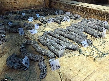 Tìm thấy 2 triệu đồng tiền xu trong mộ cổ 2.000 năm tuổi - 4 Những xâu tiền được đem chôn theo một nhân vật được cho là thành viên hoàng tộc nhà Hán, cụ thể là một người cháu trai của Hán Vũ Đế.