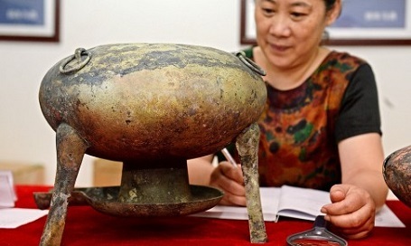 Tìm thấy 2 triệu đồng tiền xu trong mộ cổ 2.000 năm tuổi - 10 Trong ngôi mộ này còn có 10.000 món đồ bằng vàng, đồng, sắt, những quả chuông và những bức tượng nhỏ.