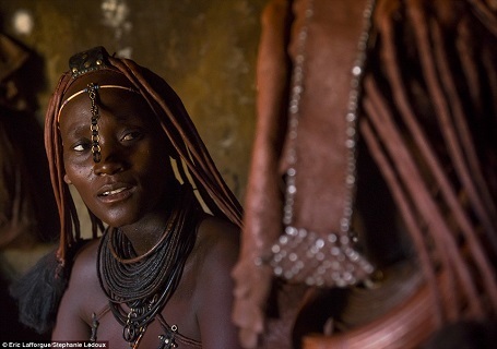 Làm đẹp từ… rác, tại sao không? - 19 Phụ nữ Himba thường xoa đất hoàng thổ lên các món đồ trang sức của mình để chúng có màu sắc đồng điệu với màu da cũng được xoa đất hoàng thổ của họ.