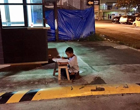 Liên tiếp hình ảnh những em bé nghèo hiếu học gây xúc động mạng xã hội - 7 Cậu bé Daniel Cabrera 9 tuổi, sinh sống ở thành phố Mandaue, Philippines.