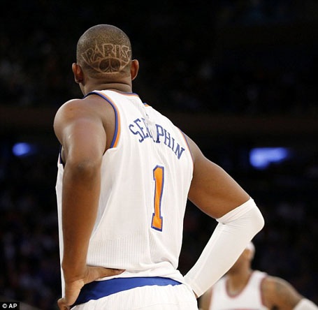 Câu chuyện về biểu tượng hòa bình lồng tháp Eiffel - 8 Cầu thủ bóng rổ người Pháp Kevin Seraphin đang chơi cho đội New York Knicks đã ra sân trong một trận đấu vừa diễn ra với biểu tượng hòa bình cho Paris ở… trên đầu.