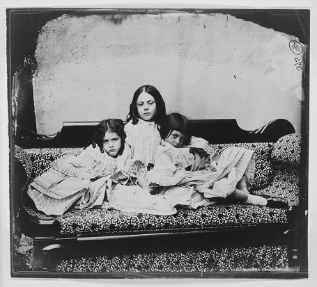 Cuộc sống ngoài đời thật của cô bé “Alice ở xứ sở thần tiên” - 3 Ba chị em Lorina, Edith và Alice Liddell. (Ảnh chụp năm 1859)
