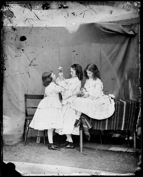 Cuộc sống ngoài đời thật của cô bé “Alice ở xứ sở thần tiên” - 4 Ba chị em Edith, Ina và Alice Liddell. (Ảnh chụp năm 1860)