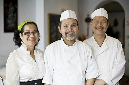 Chuyện về nhà hàng ẩm thực Việt xuất hiện trên nhiều tờ báo Anh - 2 Bà Mỹ Lệ và chồng - ông Trần Văn Sử (giữa) cùng một nhân viên của nhà hàng