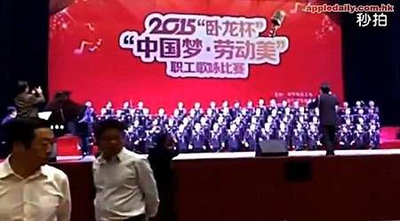 Kinh hãi những pha sập sân khấu… “thật như đùa” - 6 Khoảng 20 giây sau khi 80 thành viên trong dàn nhạc bắt đầu bài hợp xướng, sàn sân khấu bất ngờ lún dần.