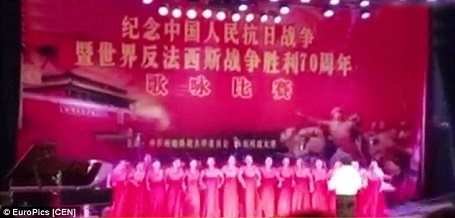 Kinh hãi những pha sập sân khấu… “thật như đùa” - 10 … thì bục biểu diễn bất ngờ sập khiến ba hàng sinh viên đứng sau bất ngờ ngã lăn, chỉ còn lại hàng đầu tiên vẫn đứng vững trên mặt sàn.