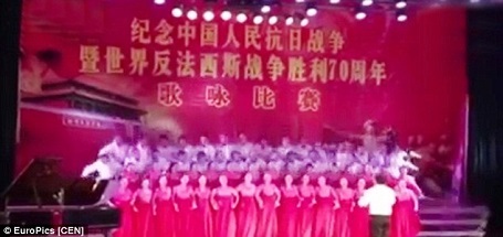 Kinh hãi những pha sập sân khấu… “thật như đùa” - 11 Video ghi lại toàn cảnh vụ việc cũng đã nhanh chóng lan truyền trên mạng xã hội Trung Quốc, khiến cư dân mạng đưa ra những bình luận vừa hài hước vừa châm biếm rằng bục sân khấu đã bị sập ngay dưới chân các sinh viên kỹ thuật.