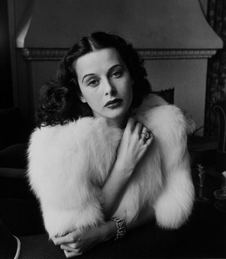 Chuyện về nữ diễn viên đầu tiên đóng cảnh nóng trên màn ảnh - 1 Nữ diễn viên Hedy Lamarr (Ảnh chụp năm 1938)