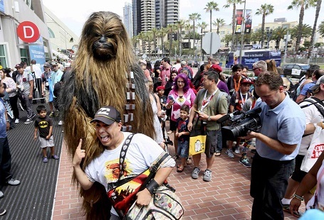 Một người đàn ông hóa trang thành nhân vật Chewbacca tại sự kiện hóa trang ở San Diego, Mỹ.